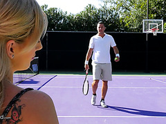 Белла Роуз познакомилась с теннисистом и трахнулась в парке на скамейке