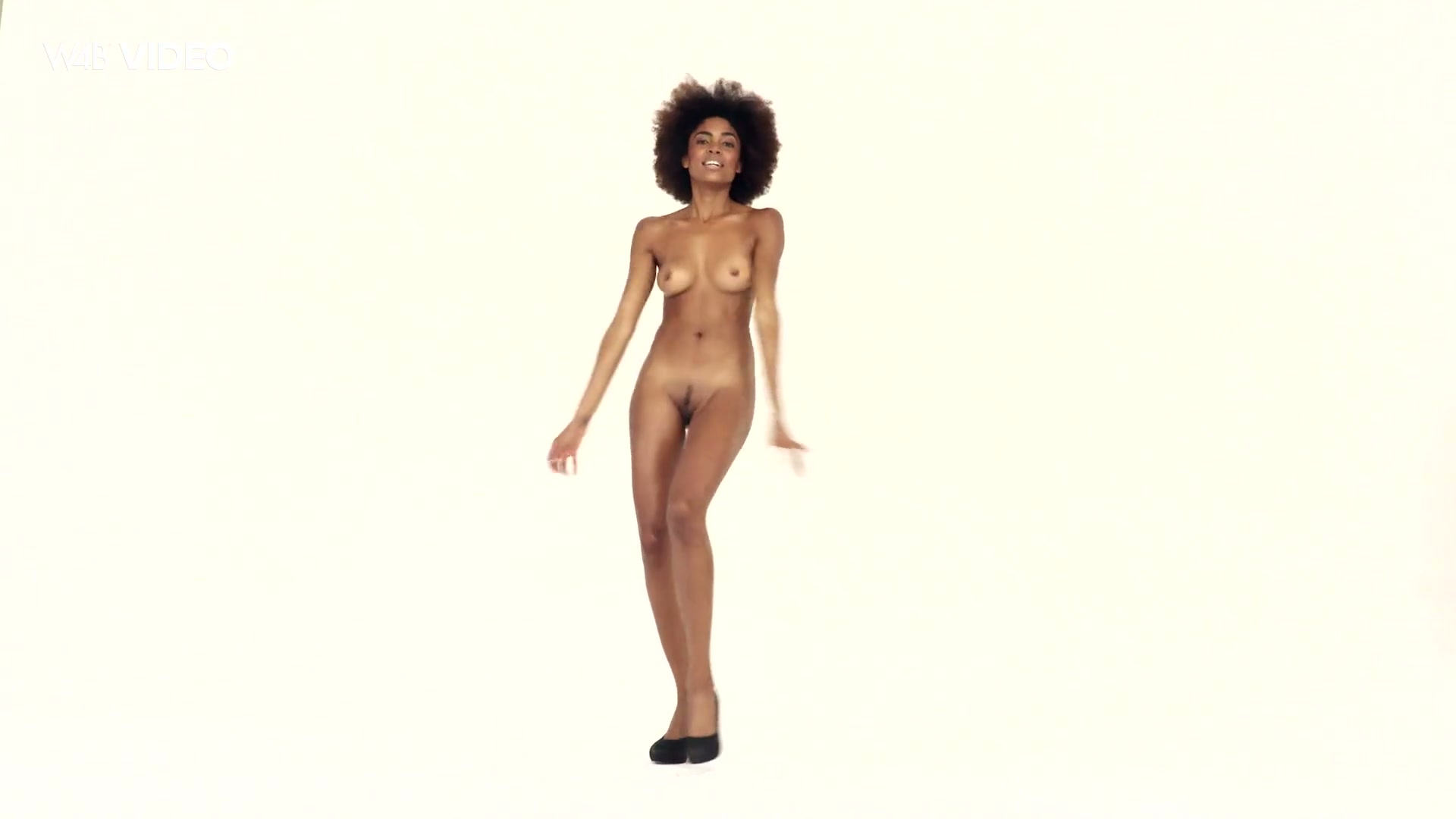 Brazilian solo model Luna Corazon exposes her tight naked body