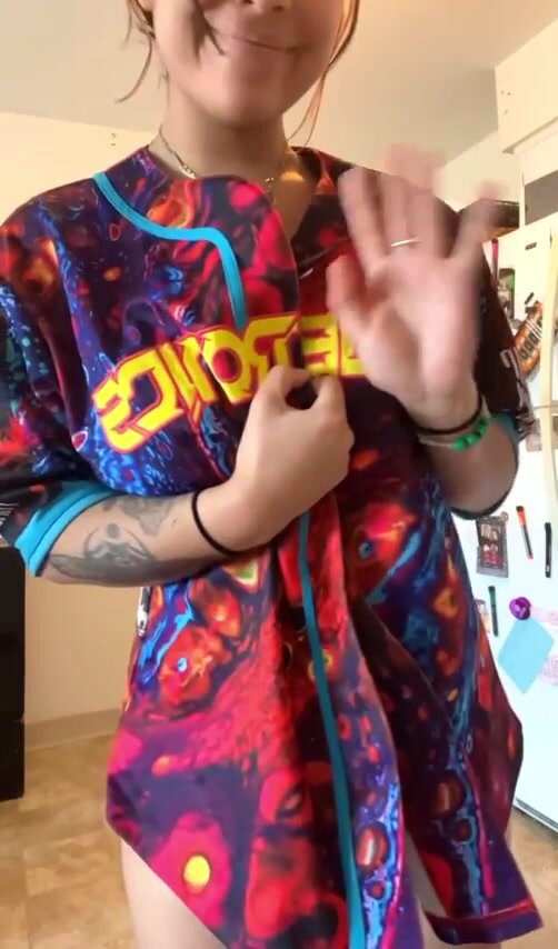 Your friend is back to show you her tits (;