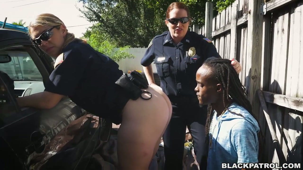 Черных ямаец с дредами ебет жопастых белых женщин-полицейских
