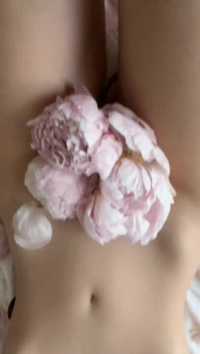 Pale and sweet body for playing everyday