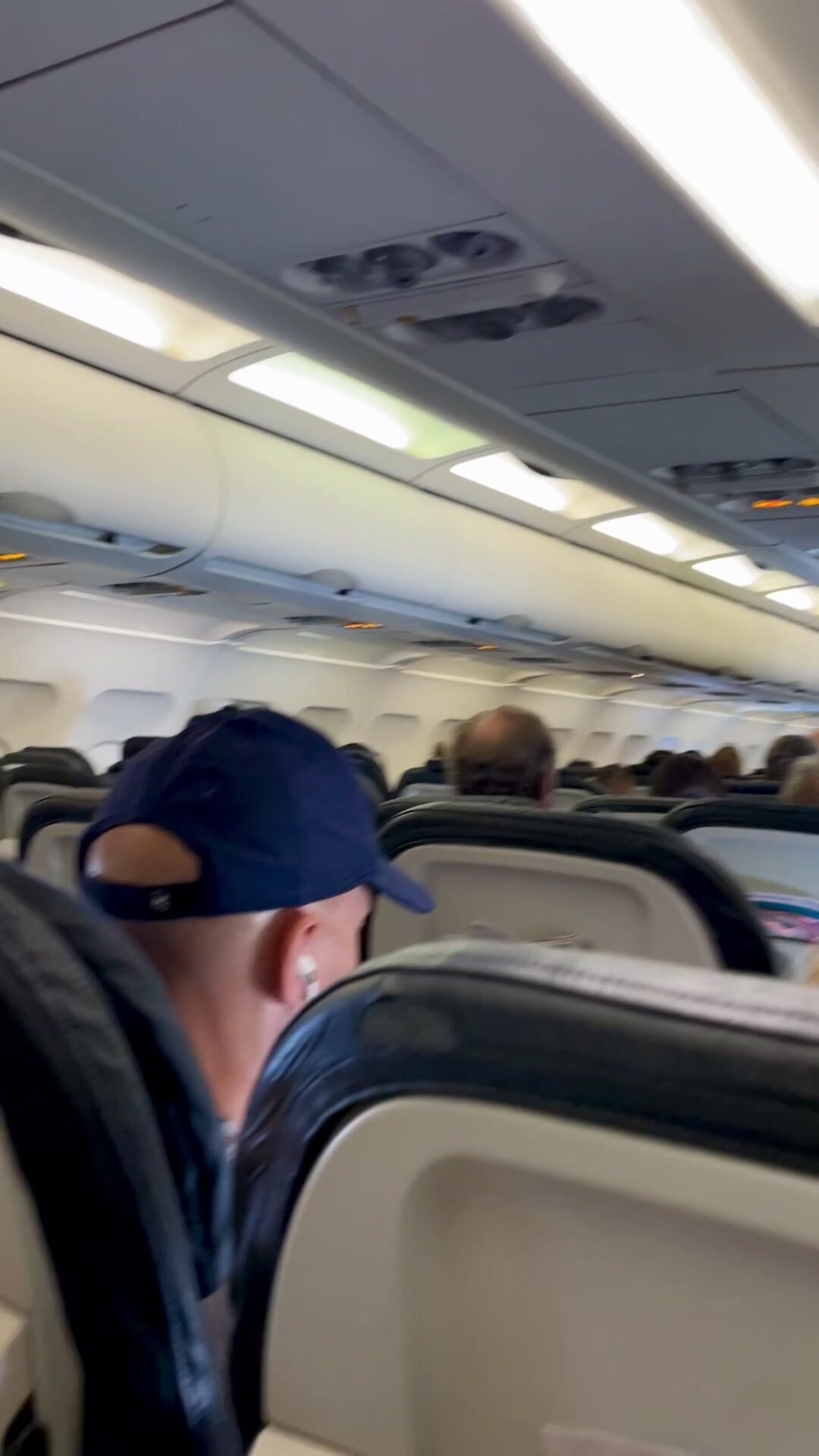 Flashing my tits on a crowded airplane ✈️