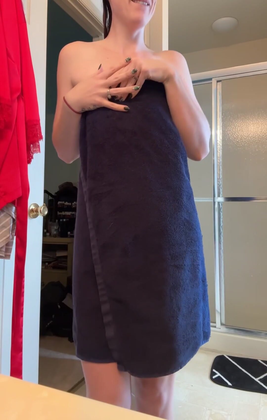 Just a nerdy mom of 4 who loves to show her nude body