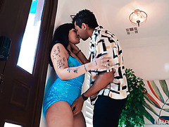 With a blue dress, Beca Barbie makes her entry into the life of a lucky man