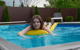 Seductive fairskinned teen masturbates her lovely muff outdoors and moans with pleasure