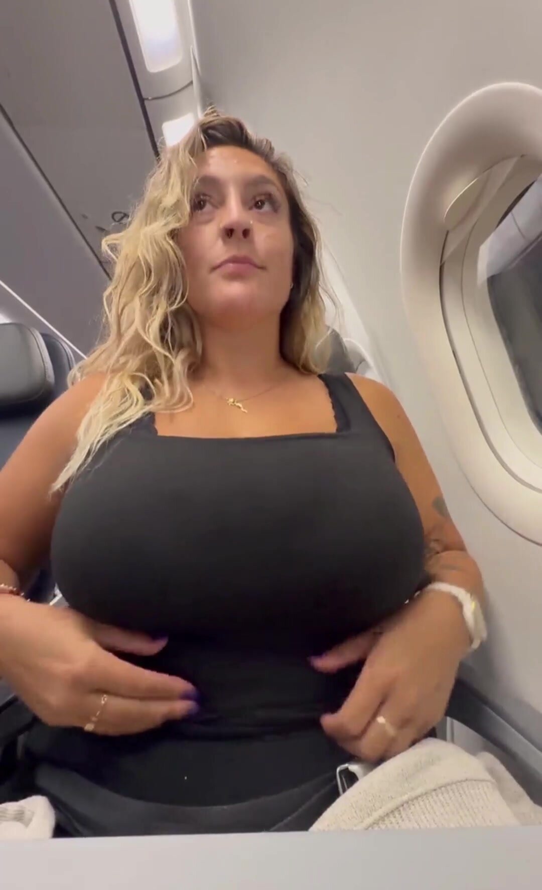 Blonde Reveal Juicy Tits