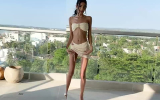 Skinny model with a narrow asshole hardly fits his BBC