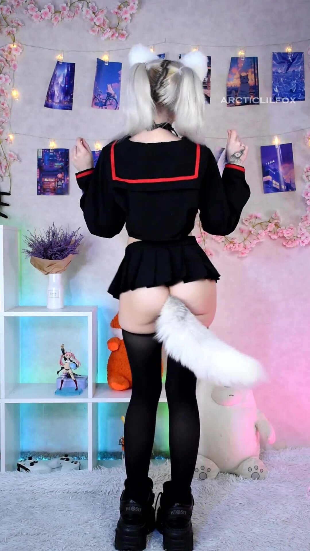 Meow-ster, what do you like more? Meow ass or meow tail?