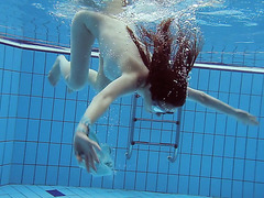 Соблазнительная девка сняла купальник и плавает голой под водой