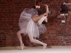 Игривая балерина Ксюша Завитуха обнажилась во время представления