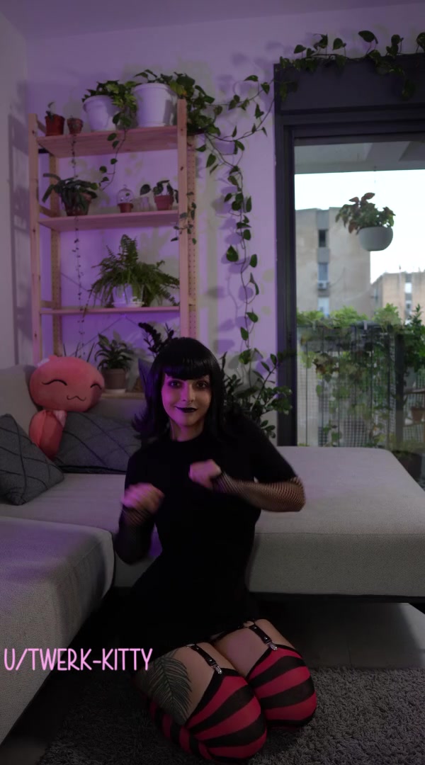 Mavis Dracula Twerk Kitty Hotel Transylvania