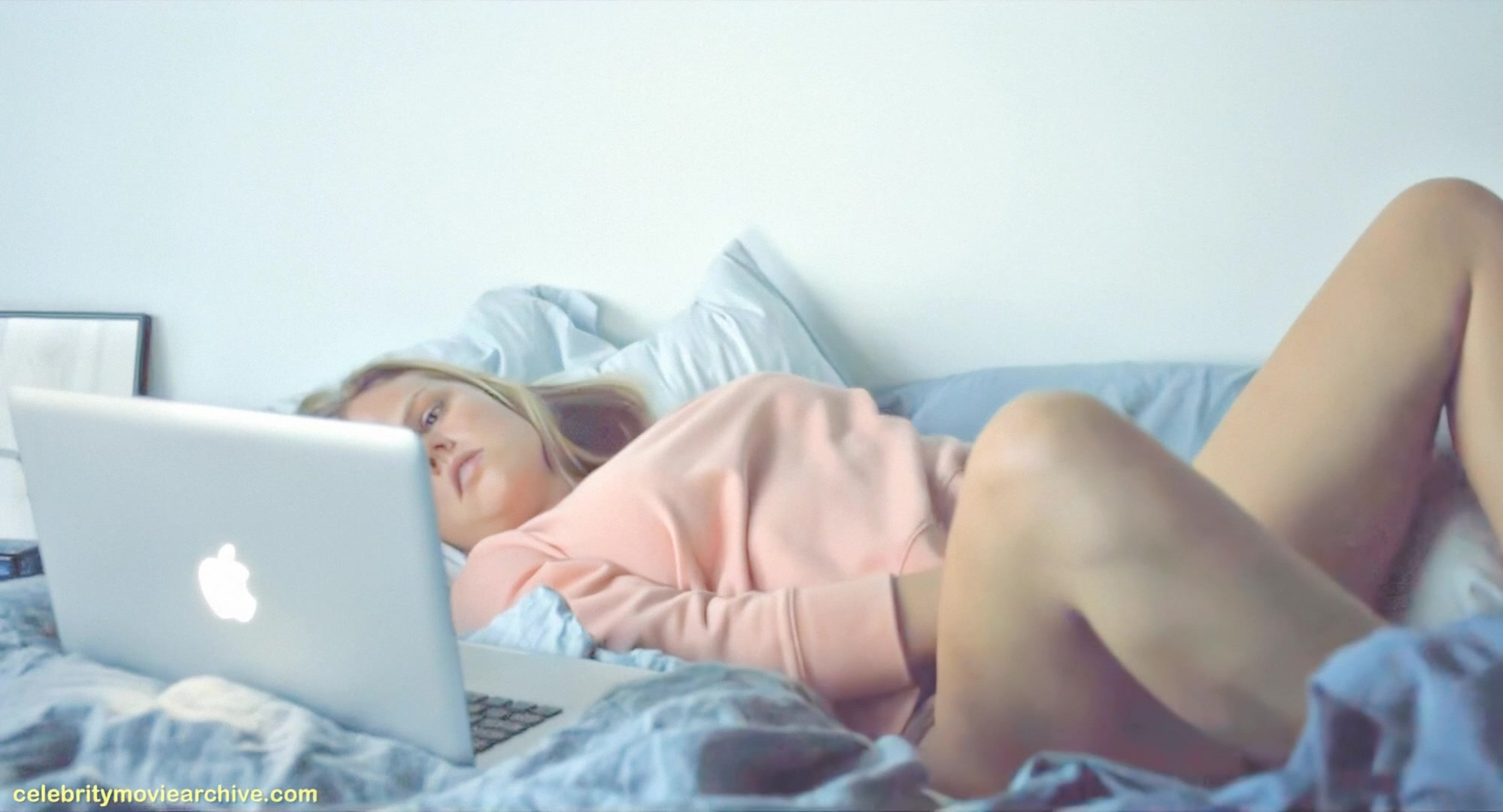 Amalie Lindegård masturbating to orgasm plot in Nyforelsket