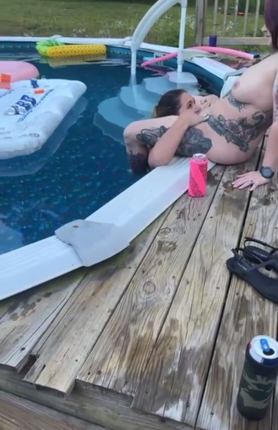 The neighbors saw me eating her pussy, but I didn’t stop!!