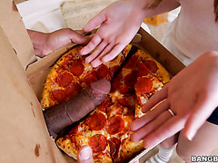 Джоселин Келли получает сюрприз от доставщика пиццы в виде жирного черного хера
