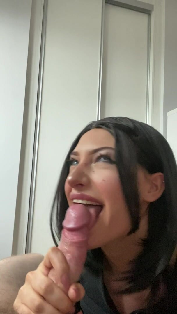 Ariesia sucks a big dick !