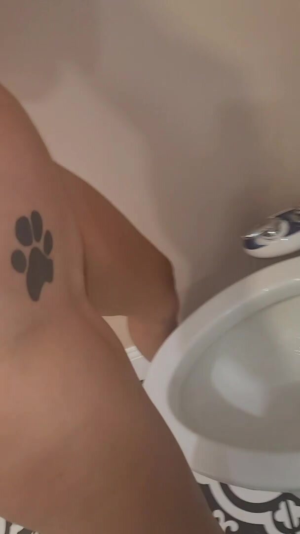 The rain splashes on the porcelain, gilded liquid.