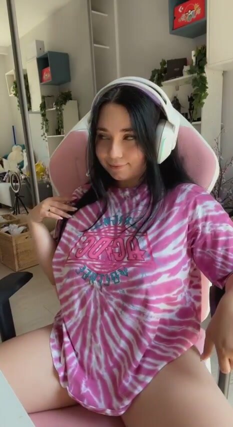 Can I be your thick gamer girl?