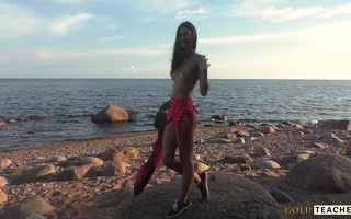 My Slender Long-hair GF Suddenly Gives Vent To Her Lust While We Are On the Beach